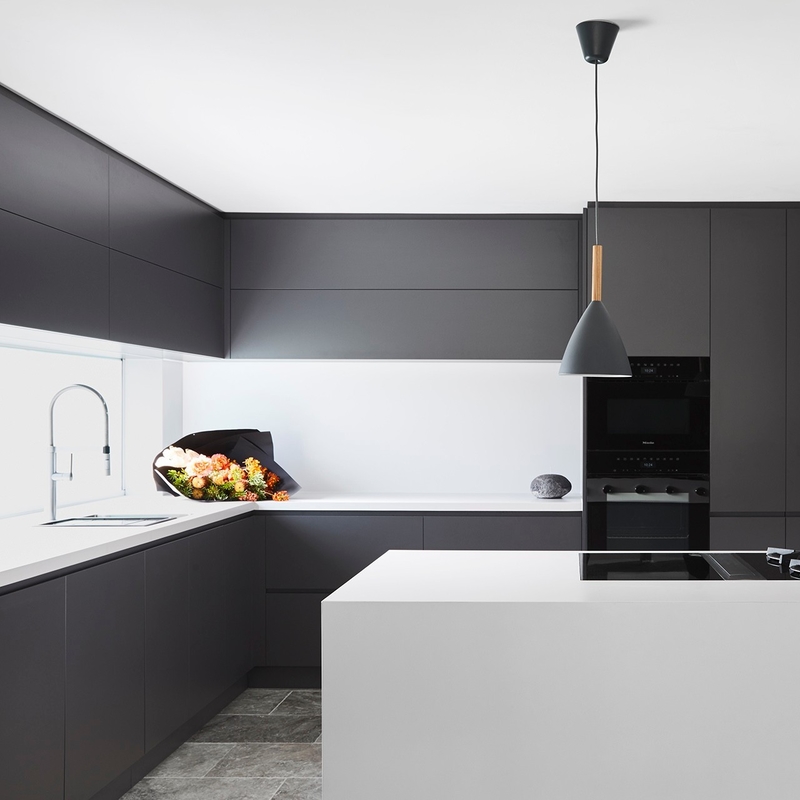 L'armadio da cucina di lusso su ordinazione della melammina ha messo l'armadio da cucina moderno del nero del centro di HMR