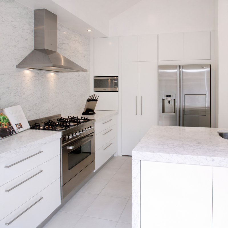 Aspetti per montare gli armadi da cucina moderni economici del Governo di Matte White Plain Lacquer Kitchen di progettazioni semplici