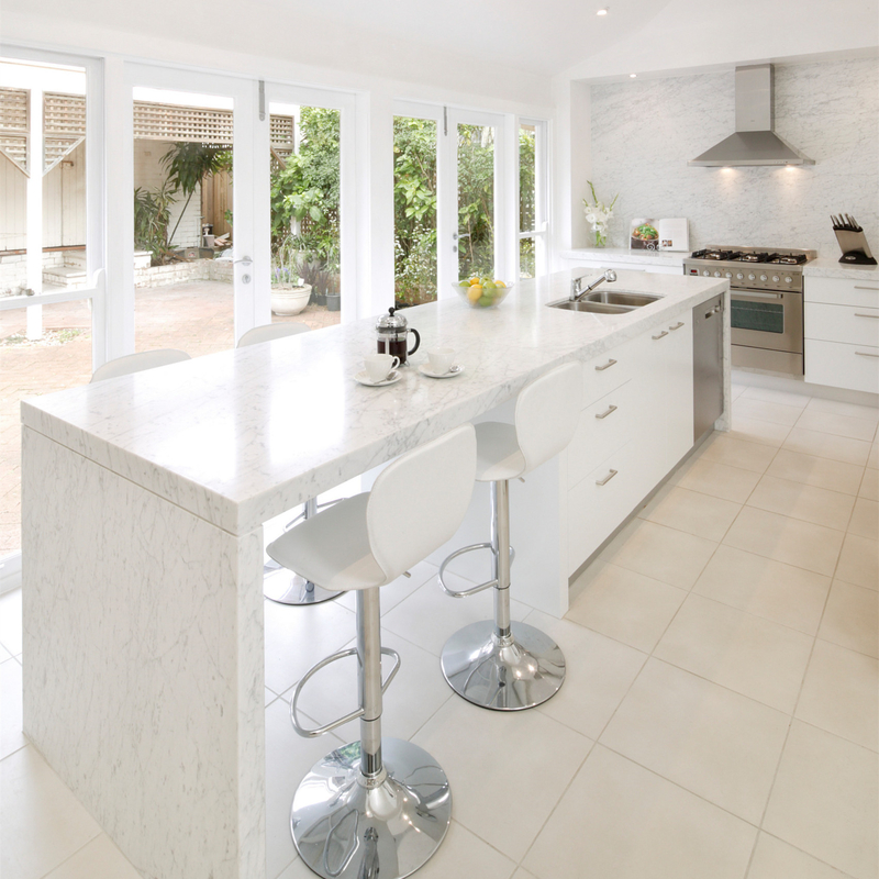 Aspetti per montare gli armadi da cucina moderni economici del Governo di Matte White Plain Lacquer Kitchen di progettazioni semplici