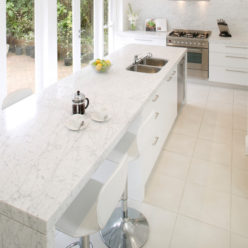 Aspetti per montare gli armadi da cucina moderni economici del Governo di Matte White Plain Lacquer Kitchen di progettazioni semplici
