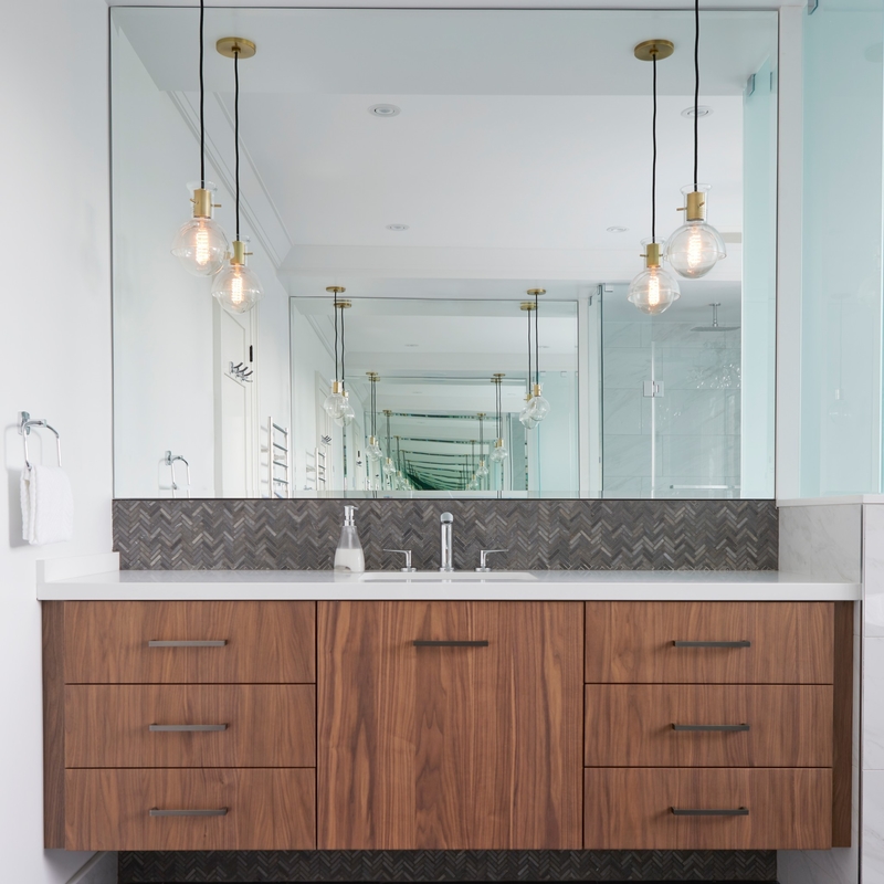 Il bagno dello specchio di rettangolo fissa la vanità di lusso moderna del bagno del grano dell'impiallacciatura di legno del legname con il lavandino