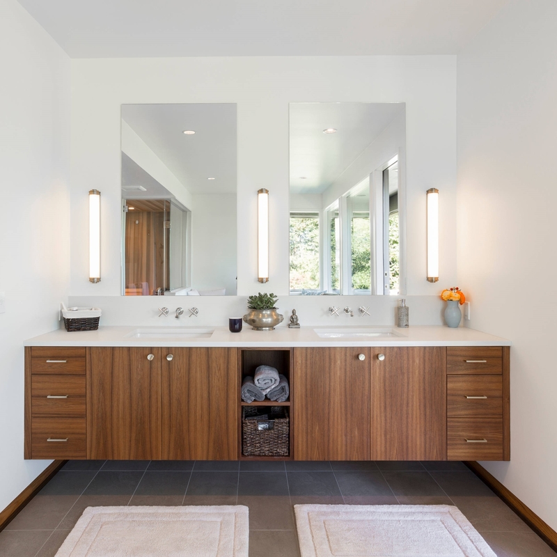 Il bagno dello specchio di rettangolo fissa la vanità di lusso moderna del bagno del grano dell'impiallacciatura di legno del legname con il lavandino