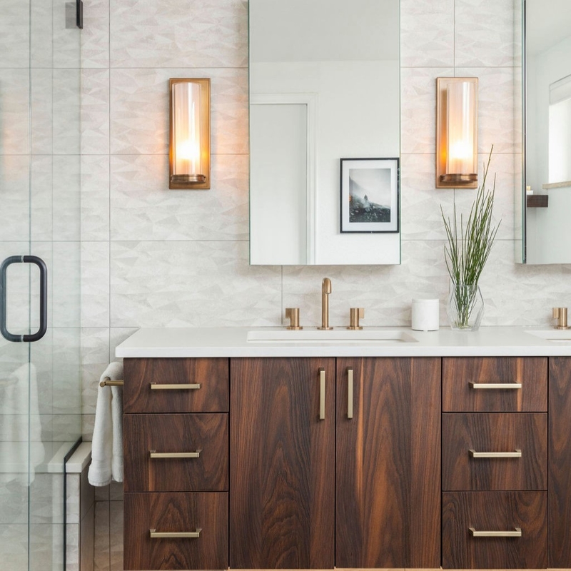 Il bagno dello specchio di rettangolo fissa la vanità di lusso moderna del bagno del grano dell'impiallacciatura di legno del legname con il lavandino