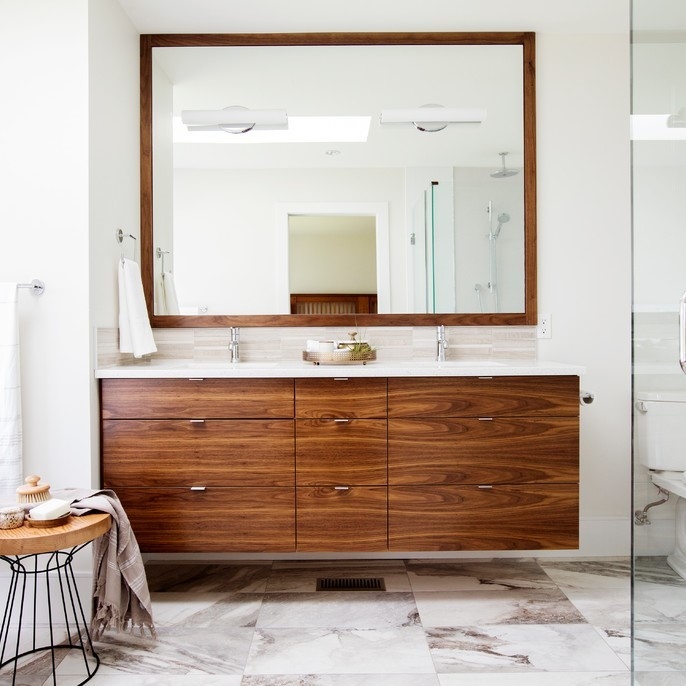 Il bagno dello specchio di rettangolo fissa la vanità di lusso moderna del bagno del grano dell'impiallacciatura di legno del legname con il lavandino