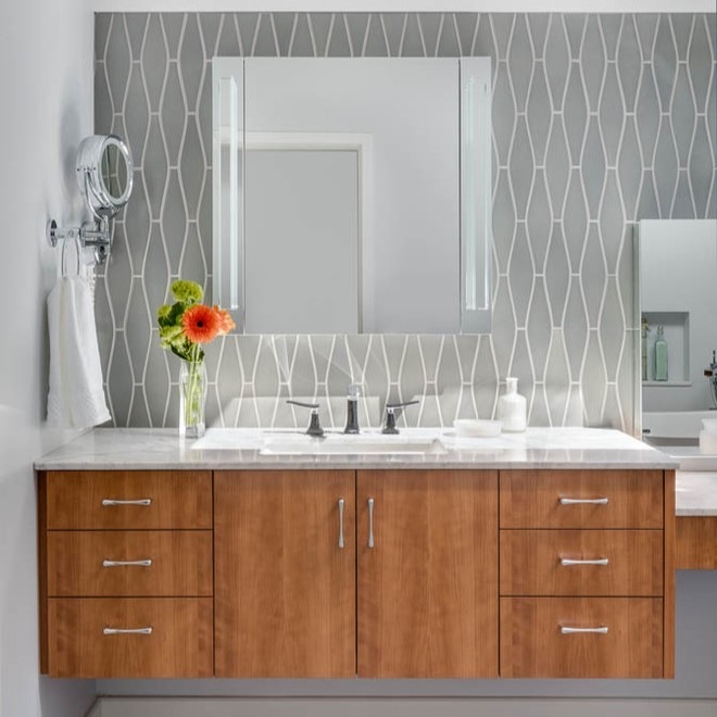 Il bagno dello specchio di rettangolo fissa la vanità di lusso moderna del bagno del grano dell'impiallacciatura di legno del legname con il lavandino