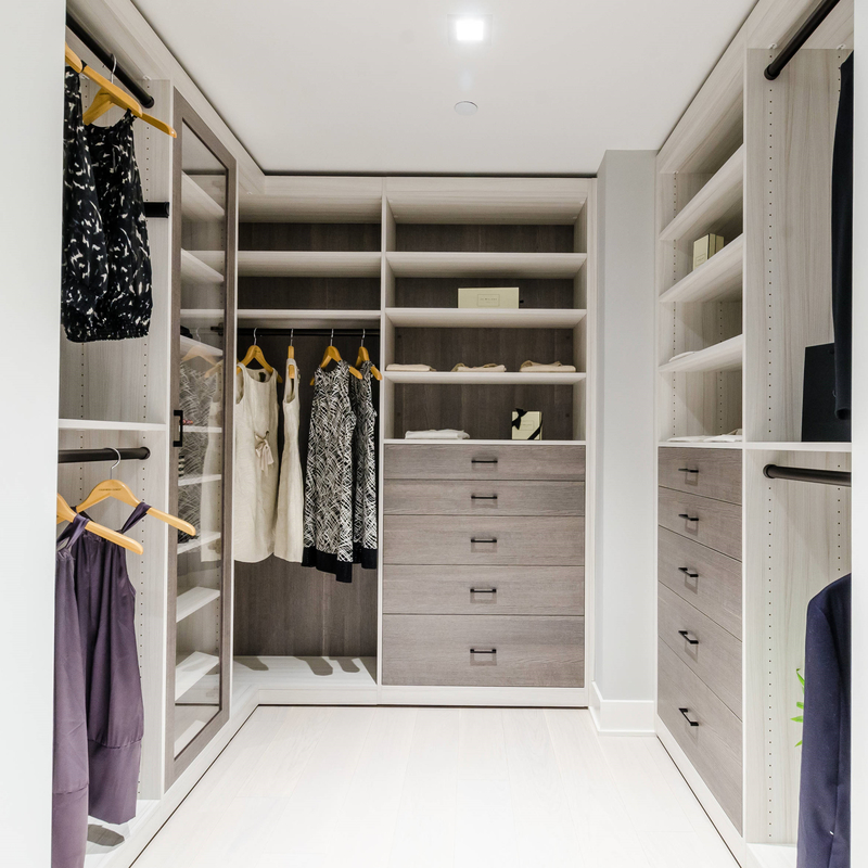 U modella la passeggiata di legno di Matte Grey Melamine Walk Through Wardrobe nello stoccaggio dell'abito