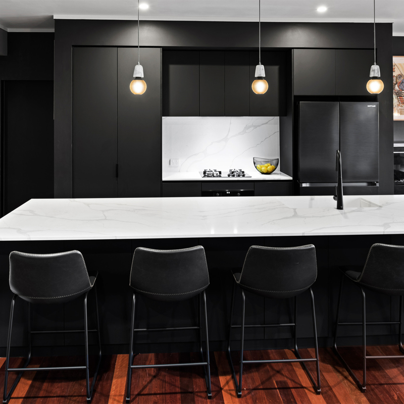 Aspetti per montarmi modellano gli armadi da cucina di legno neri moderni della lacca della mobilia modulare dell'armadio da cucina con l'isola