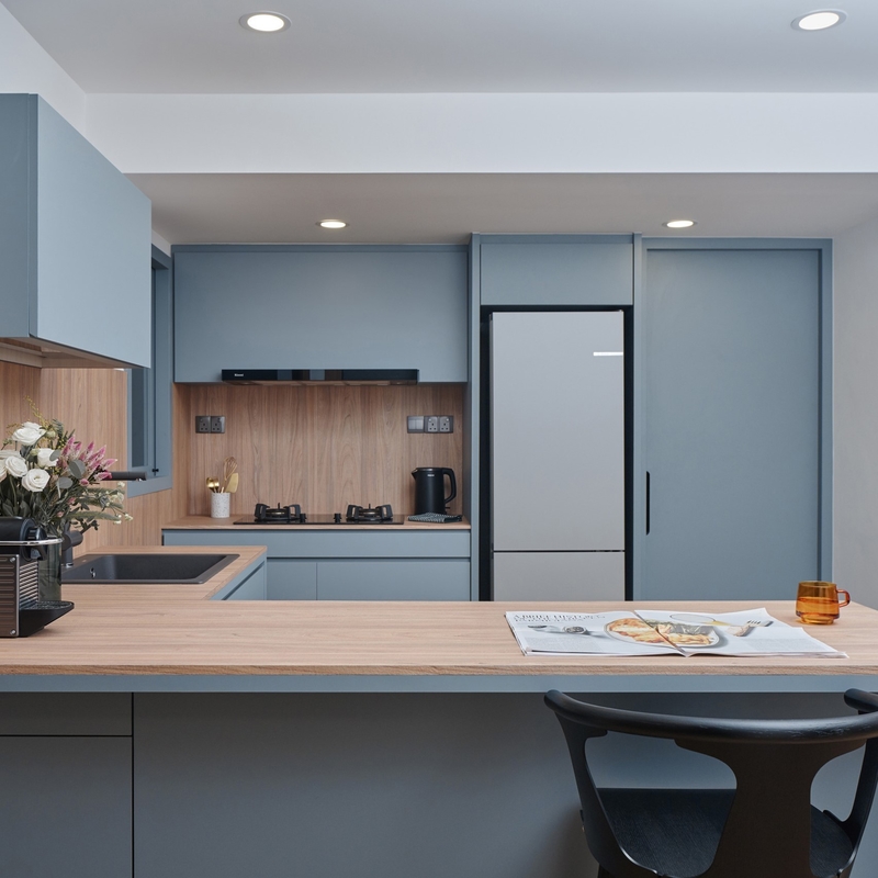 Cucina libera della maniglia della lacca dell'armadio da cucina di legno di colore blu del grano messa con il controsoffitto