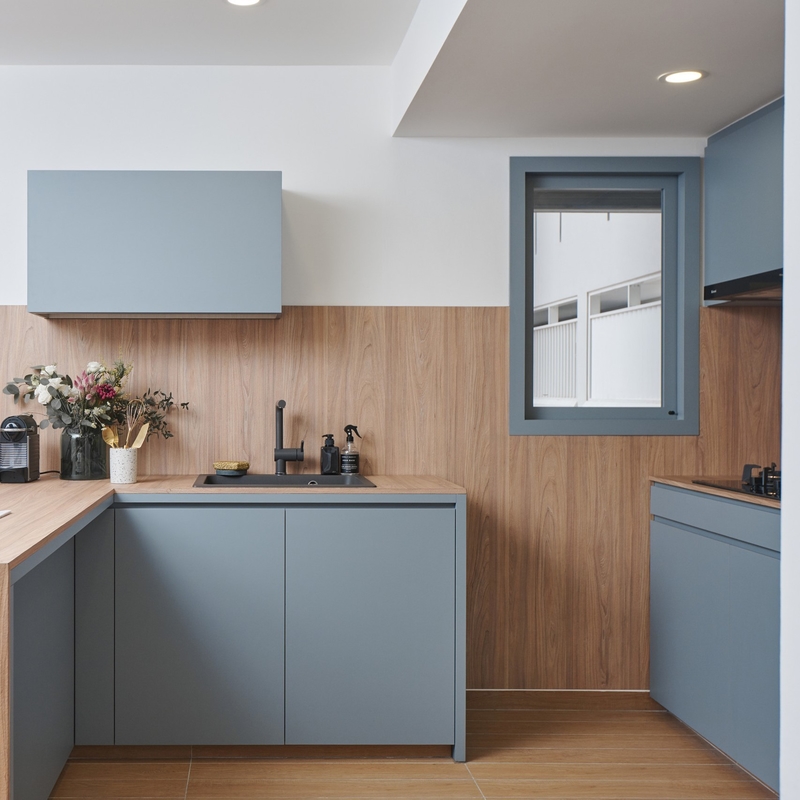 Cucina libera della maniglia di colore del grano di legno dell'armadio da cucina della lacca del carburatore P1 messa con il controsoffitto