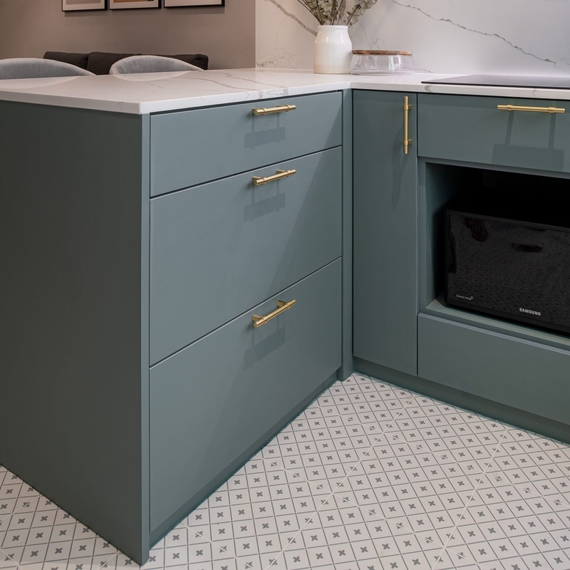 Insieme della maniglia del metallo dell'armadietto di Gray And Blue Lacquer Storage piccolo con gli armadi da cucina del lavandino