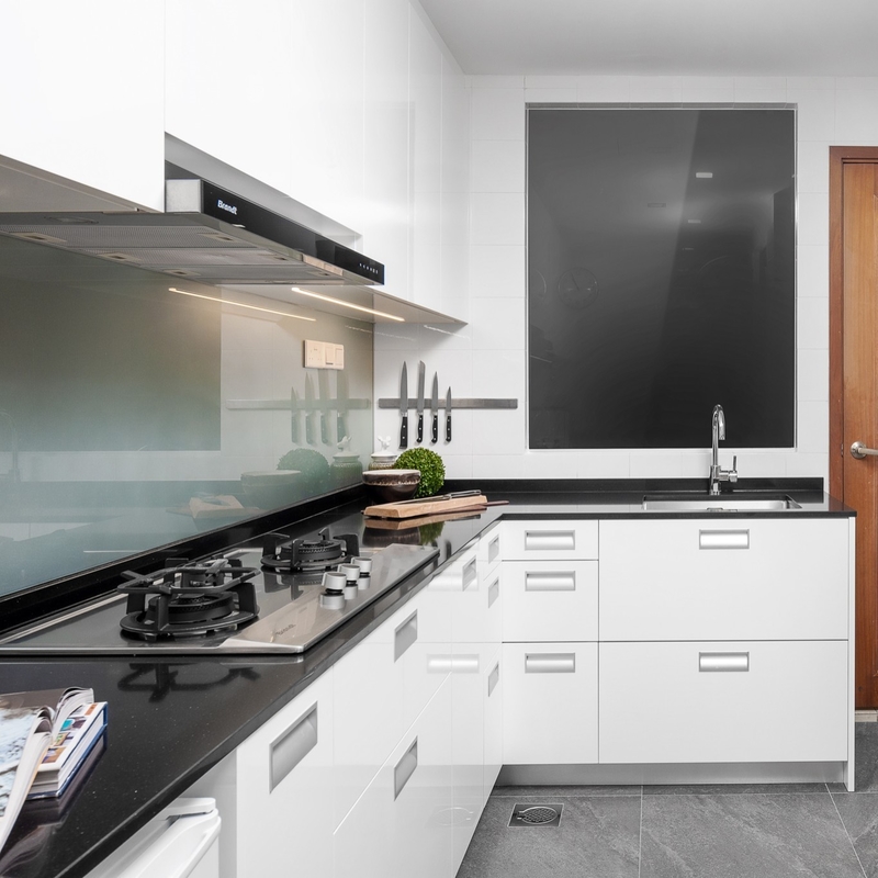 Armadio da cucina bianco su misura del PVC di alta lucentezza fatto dal pannello impermeabile della porta del MDF