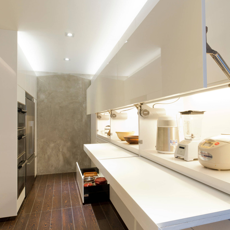 Mobile da cucina laccato bianco lucido con maniglia per mobili con cassetti e dispense organizer
