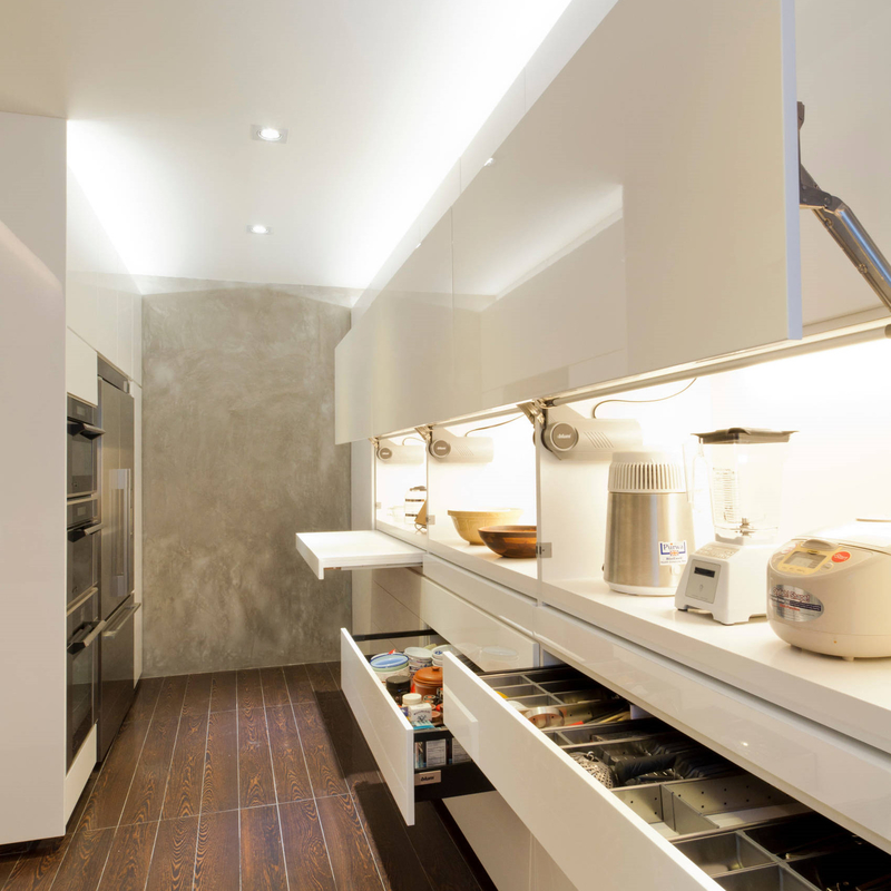 Mobile da cucina laccato bianco lucido con maniglia per mobili con cassetti e dispense organizer