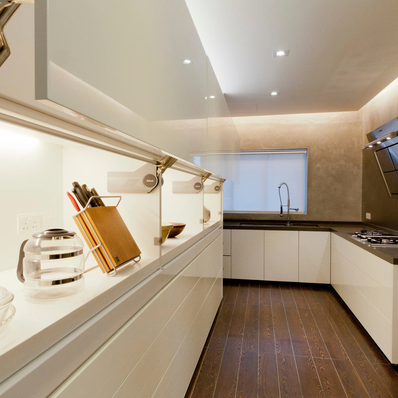 Mobile da cucina laccato bianco lucido con maniglia per mobili con cassetti e dispense organizer