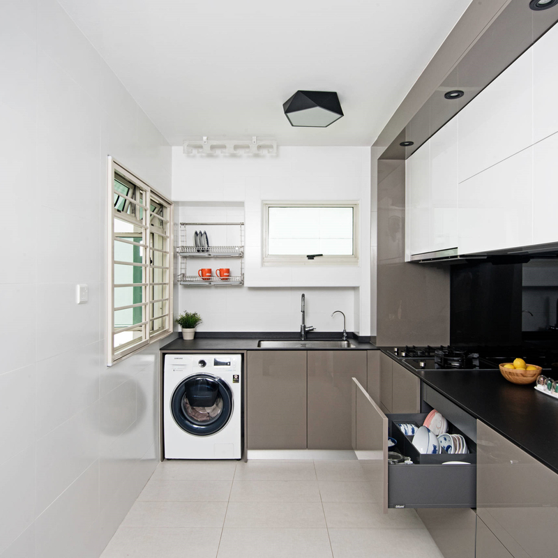 Armadio da cucina laccato bianco e grigio lucido di piccole dimensioni