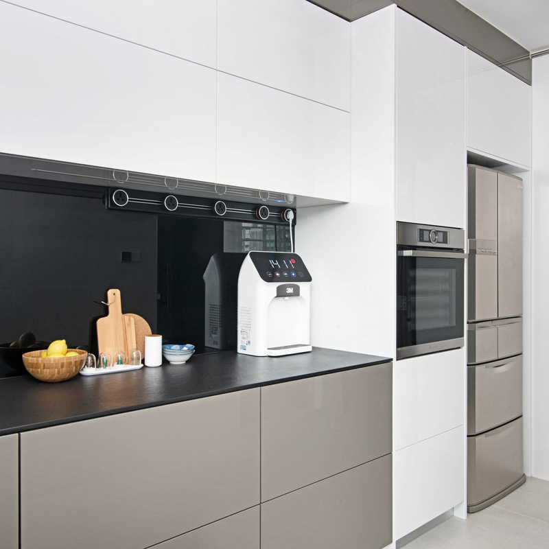 Armadio da cucina laccato bianco e grigio lucido di piccole dimensioni