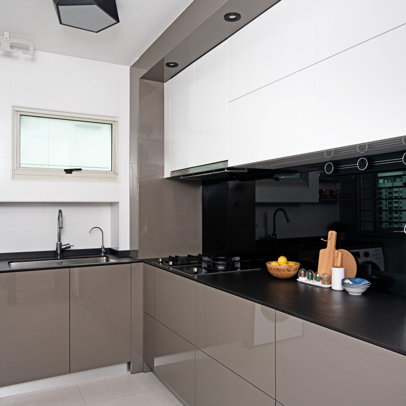 Armadio da cucina laccato bianco e grigio lucido di piccole dimensioni