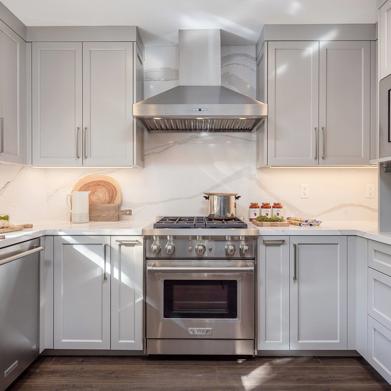 Mini cucina su ordinazione dell'armadio da cucina grigio chiaro opaco della lacca di stile dell'agitatore per l'hotel