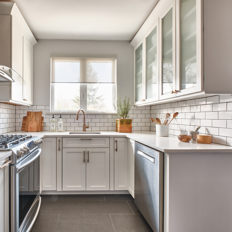 High End White Shaker Piccoli mobili da cucina a forma di U Mini cucina in legno massello