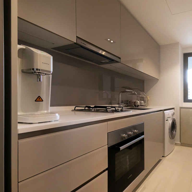 Set di unità da cucina laccate lucide bianco e grigio piccola cucina senza maniglie per la casa