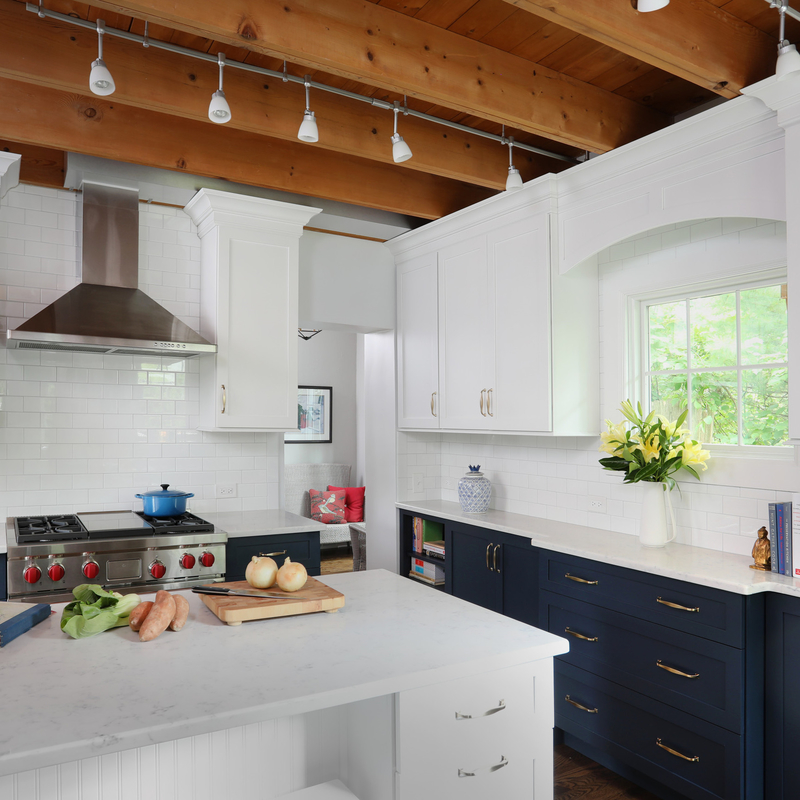 U modella gli armadi da cucina bianchi moderni del blu navy di stile e di Shaker Kitchen Cabinets Blue Base con il controsoffitto