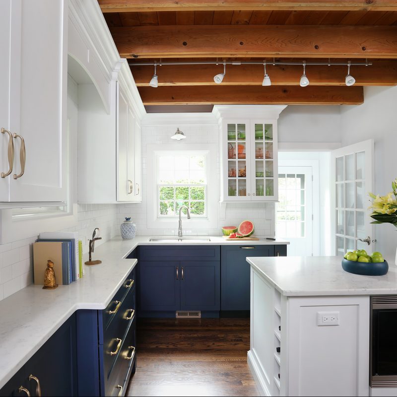 U modella gli armadi da cucina bianchi moderni del blu navy di stile e di Shaker Kitchen Cabinets Blue Base con il controsoffitto