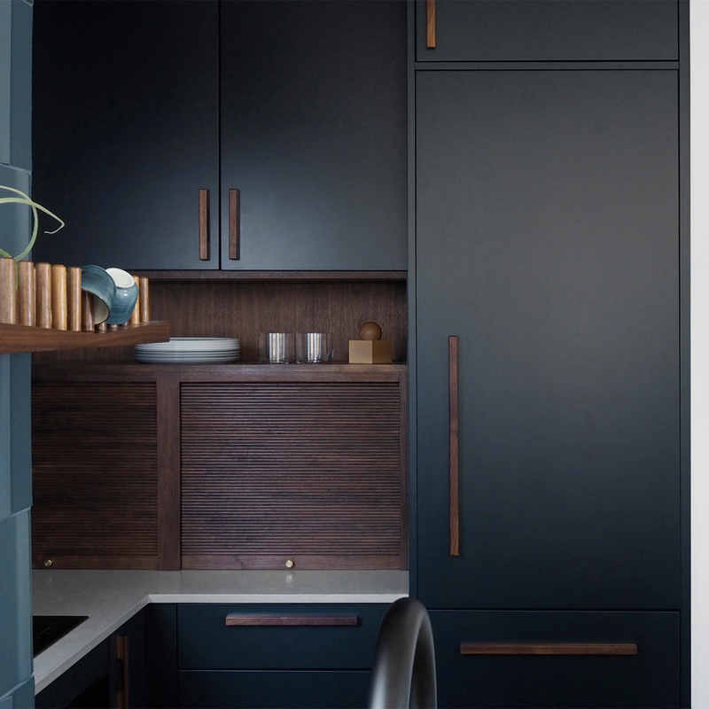 Lo spazio U di risparmi di progettazione moderna dell'hotel modella la maniglia di legno Matte Lacquer Finish Cabinets blu scuro della piccola cucina