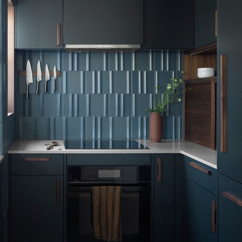 Lo spazio U di risparmi di progettazione moderna dell'hotel modella la maniglia di legno Matte Lacquer Finish Cabinets blu scuro della piccola cucina