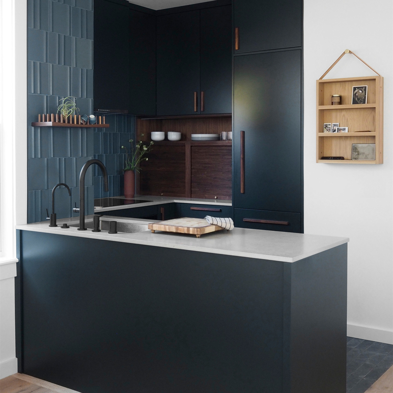 Lo spazio U di risparmi di progettazione moderna dell'hotel modella la maniglia di legno Matte Lacquer Finish Cabinets blu scuro della piccola cucina
