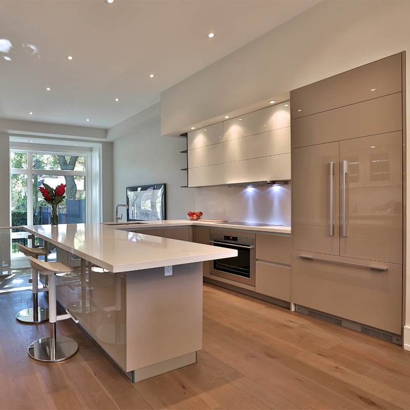 U modella l'alto bianco di lucentezza e l'armadio da cucina d'attaccatura di Grey Lacquer Kitchen Furniture Wall con progettazione Handless