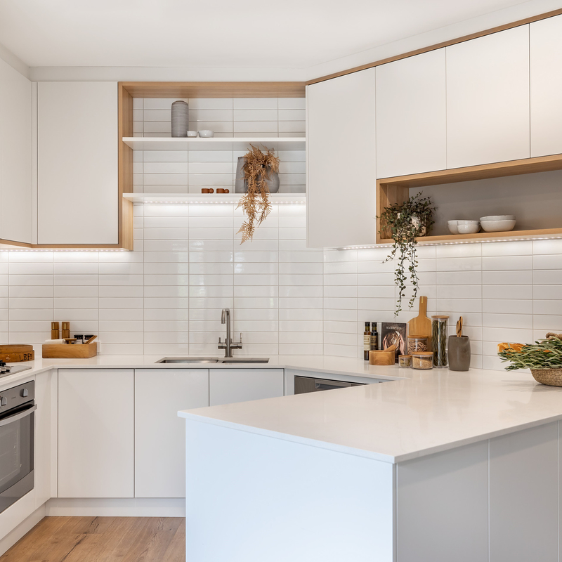 U modella gli armadi da cucina di Matte White Melamine Small Modular con progettazione Handless per l'appartamento