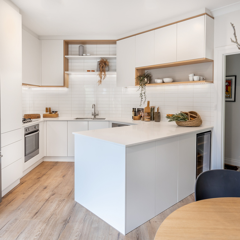 U modella gli armadi da cucina di Matte White Melamine Small Modular con progettazione Handless per l'appartamento