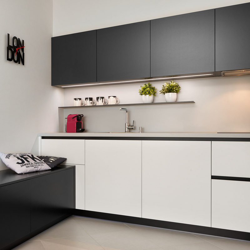 Pronto per l'assemblaggio Mobili da cucina di piccole dimensioni Armadi da parete In bianco e nero Armadi da cucina in cartone Disegno semplice